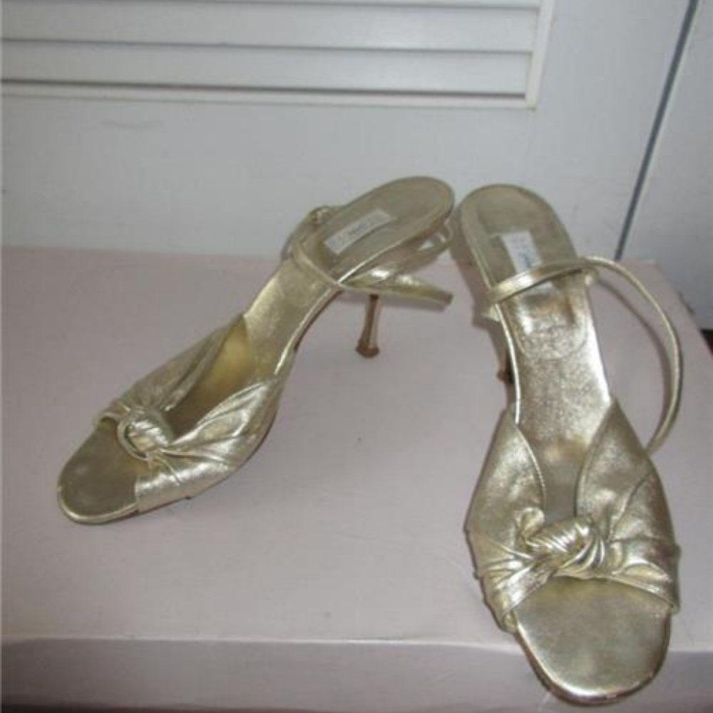 BARNEYS NEW YORK GOLD LEATHER SANDALS 40/10
